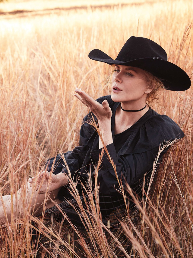 Nicole Kidman chói lóa trên ấn phẩm đầu tiên năm 2017 của Vogue - Ảnh 2.