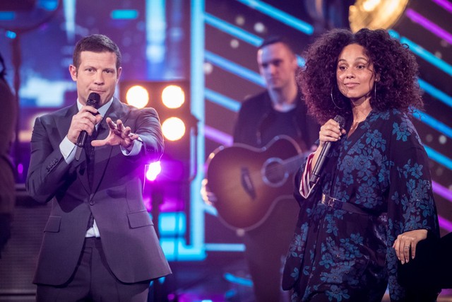 HLV The Voice Mỹ đốt cháy sân khấu The X-Factor bằng bản hit mới - Ảnh 6.