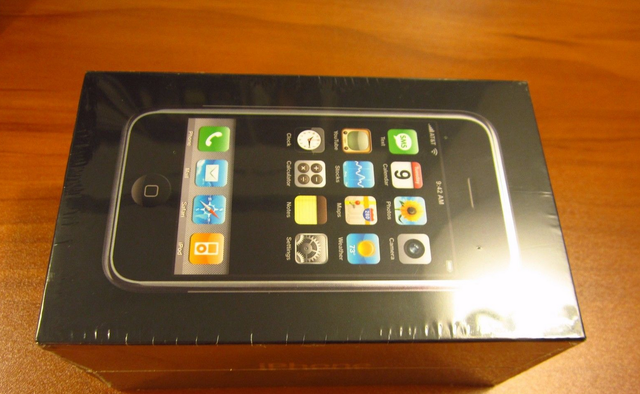 Xuất hiện chiếc iPhone đời đầu chưa “bóc tem” - Ảnh 1.