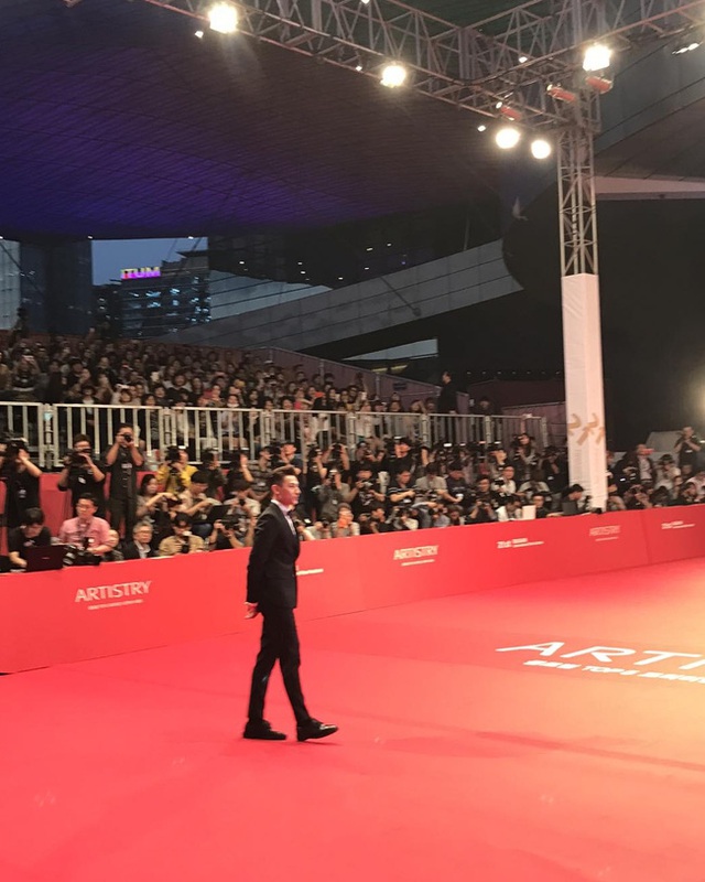 Isaac điển trai sải bước trên thảm đỏ Liên hoan phim Busan - Ảnh 1.