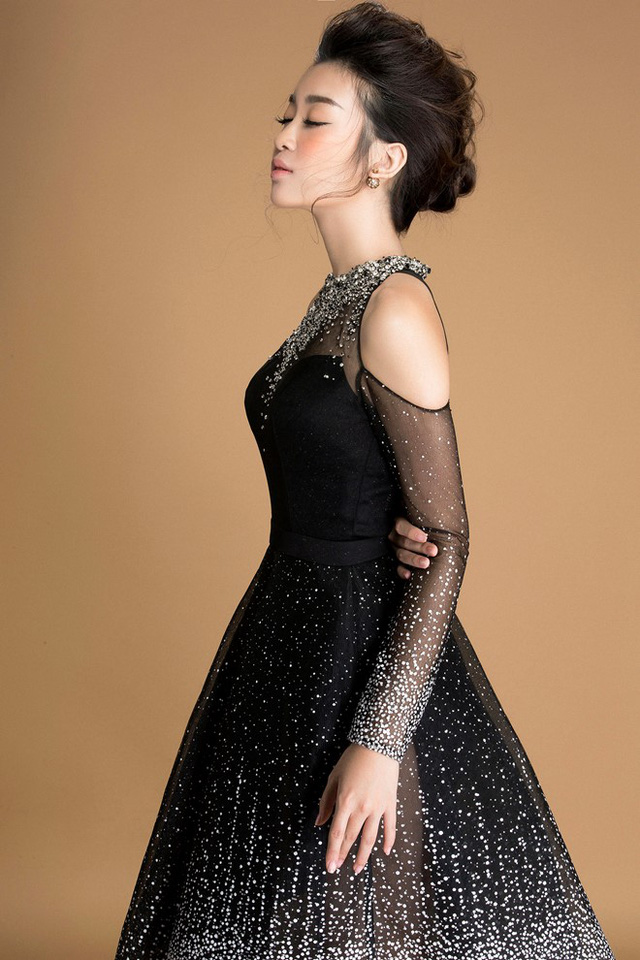 Hoa hậu Đỗ Mỹ Linh khoe vai trần gợi cảm với váy đen - Ảnh 1.