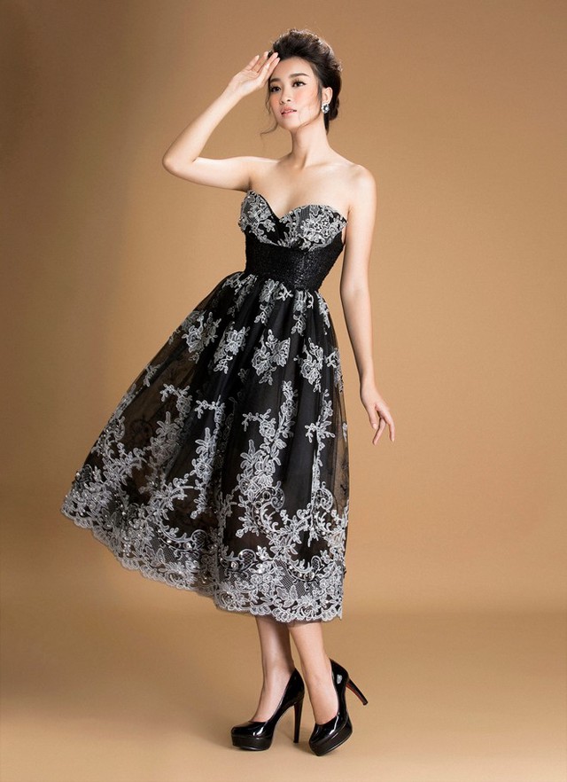 Hoa hậu Đỗ Mỹ Linh khoe vai trần gợi cảm với váy đen - Ảnh 3.