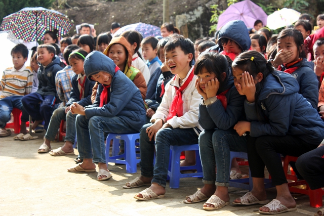 Quỹ Tấm lòng Việt - Đài THVN trao áo ấm cho trẻ em nghèo tỉnh Lào Cai - Ảnh 1.