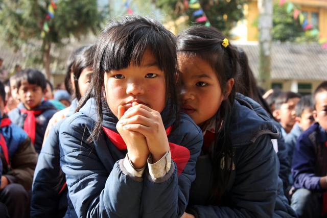 Quỹ Tấm lòng Việt - Đài THVN trao áo ấm cho trẻ em nghèo tỉnh Lào Cai - Ảnh 2.