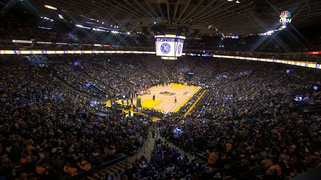 Sân Oracle Arena cuồng nhiệt trong chiến thắng của Golden State Warriors - Ảnh 12.
