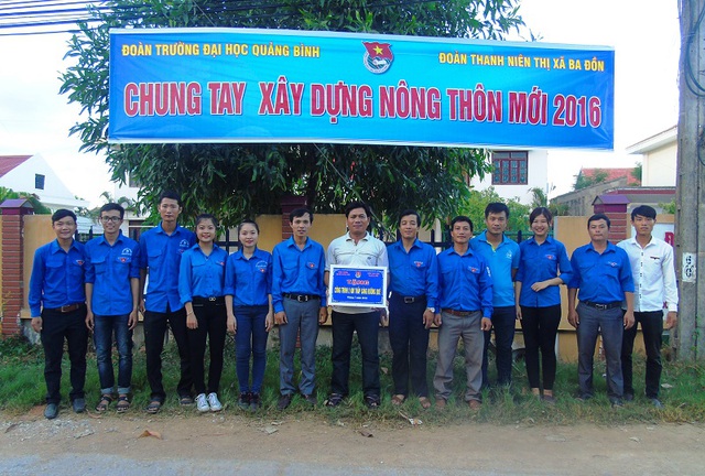 Quảng Bình: Thanh niên tình nguyện thắp sáng đường quê - Ảnh 2.