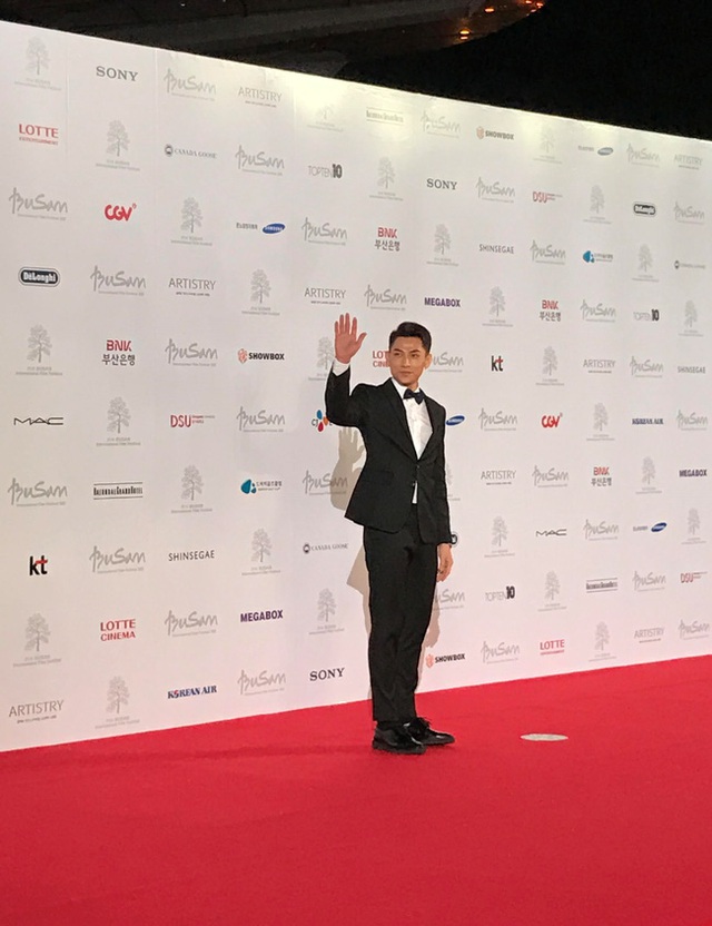 Isaac điển trai sải bước trên thảm đỏ Liên hoan phim Busan - Ảnh 2.