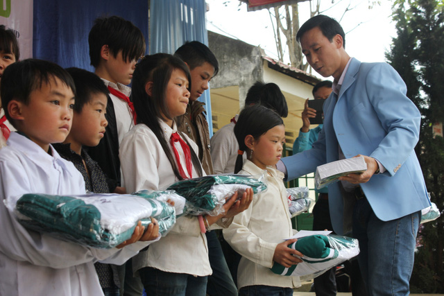 Quỹ Tấm lòng Việt - Đài THVN trao áo ấm cho trẻ em nghèo tỉnh Lào Cai - Ảnh 3.