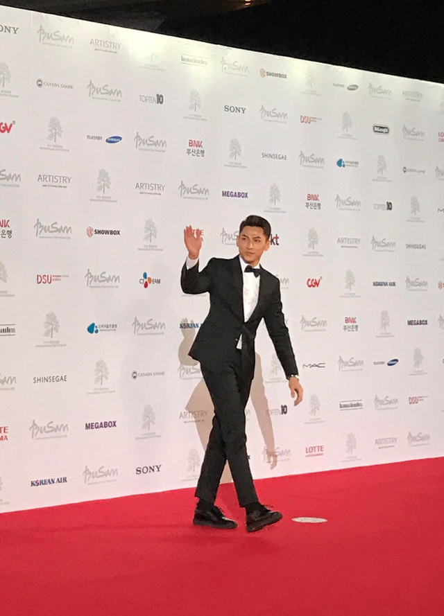 Isaac điển trai sải bước trên thảm đỏ Liên hoan phim Busan - Ảnh 3.