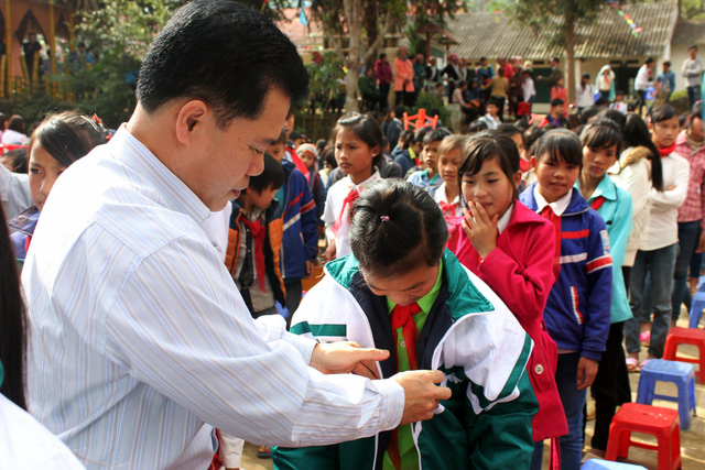 Quỹ Tấm lòng Việt - Đài THVN trao áo ấm cho trẻ em nghèo tỉnh Lào Cai - Ảnh 4.