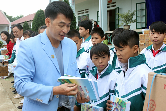 Quỹ Tấm lòng Việt mang Áo ấm đến trường cho học sinh ở Lào Cai - Ảnh 4.