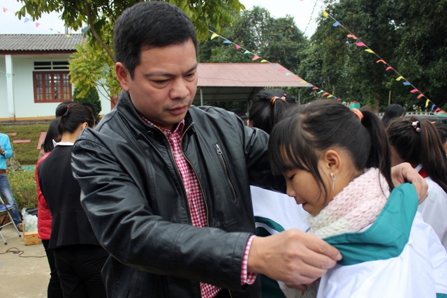 Quỹ Tấm lòng Việt mang Áo ấm đến trường cho học sinh ở Lào Cai - Ảnh 5.