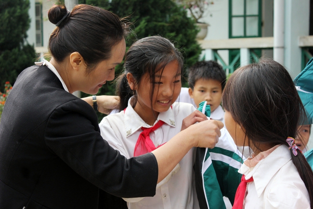 Quỹ Tấm lòng Việt mang Áo ấm đến trường cho học sinh ở Lào Cai - Ảnh 6.