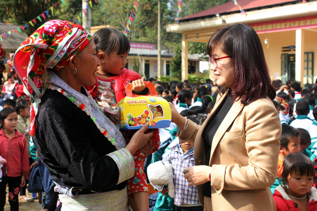 Quỹ Tấm lòng Việt - Đài THVN trao áo ấm cho trẻ em nghèo tỉnh Lào Cai - Ảnh 7.
