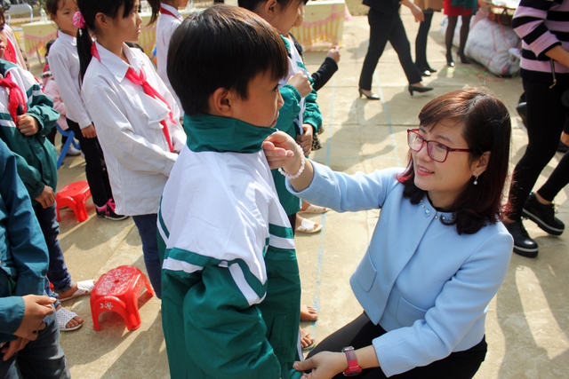 Quỹ Tấm lòng Việt mang Áo ấm đến trường cho học sinh ở Lào Cai - Ảnh 7.