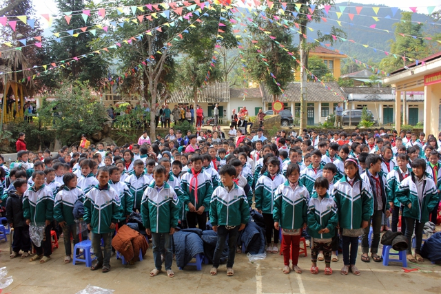 Quỹ Tấm lòng Việt - Đài THVN trao áo ấm cho trẻ em nghèo tỉnh Lào Cai - Ảnh 8.