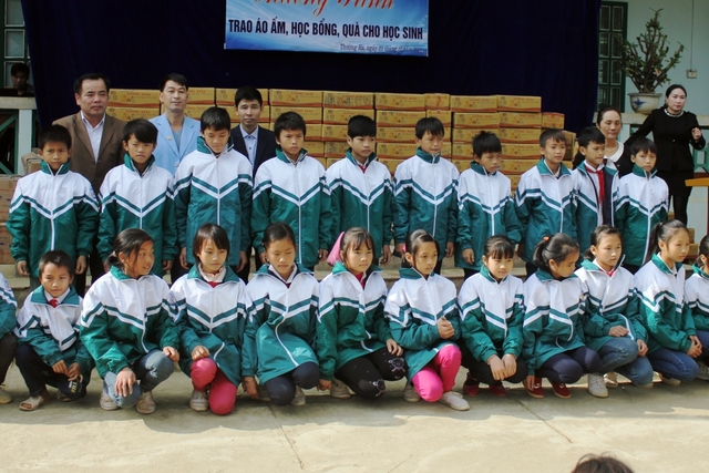 Quỹ Tấm lòng Việt mang Áo ấm đến trường cho học sinh ở Lào Cai - Ảnh 8.