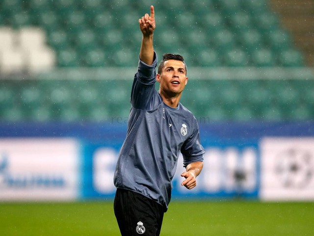 Không được tăng lương, Ronaldo vẫn ở lại Real Madrid tới năm 36 tuổi - Ảnh 1.