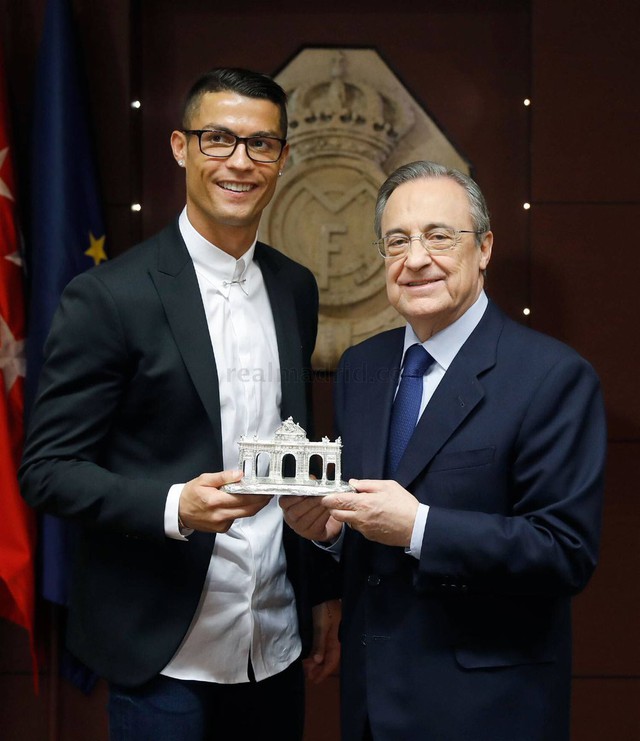 Ronaldo điệu đà trong lễ gia hạn hợp đồng với Real Madrid - Ảnh 1.