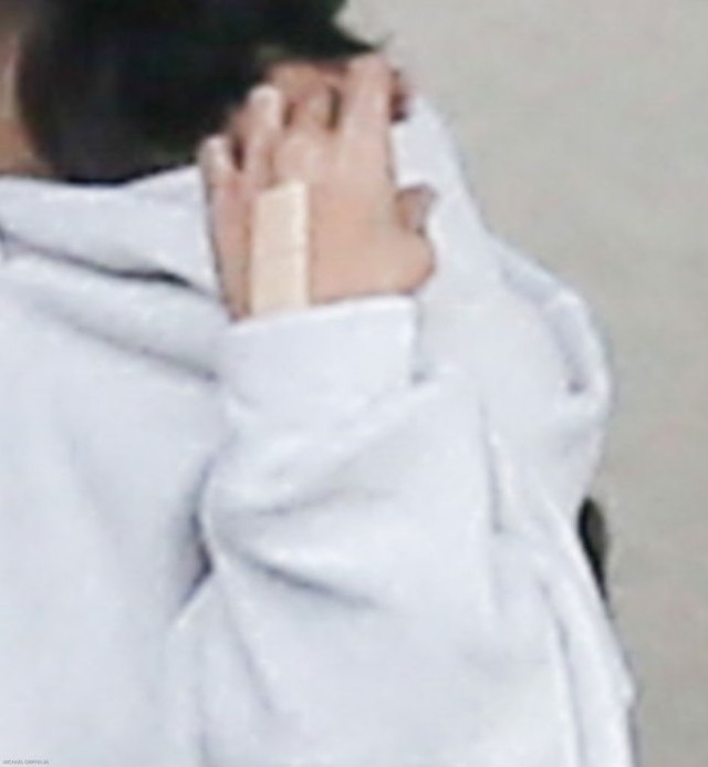 Lộ ảnh Selena Gomez phì phèo thuốc bên ngoài trung tâm cai nghiện - Ảnh 8.