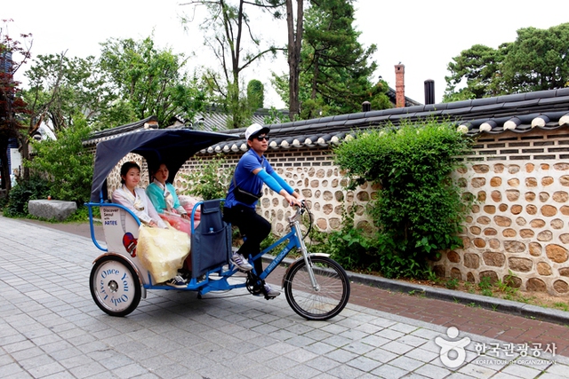Xe đạp kéo - Dịch vụ du lịch giúp Seoul sống chậm - Ảnh 1.
