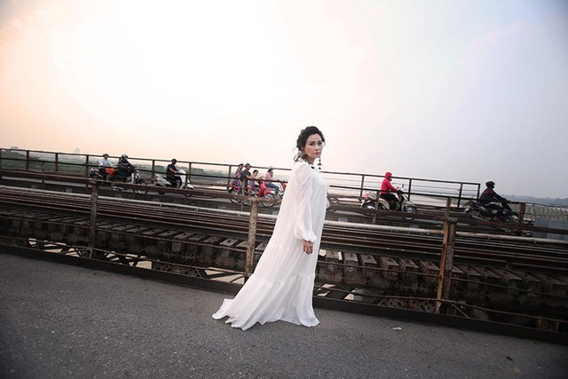 Thanh Lam khoe vẻ đẹp trẻ trung tại cầu Long Biên - Ảnh 6.