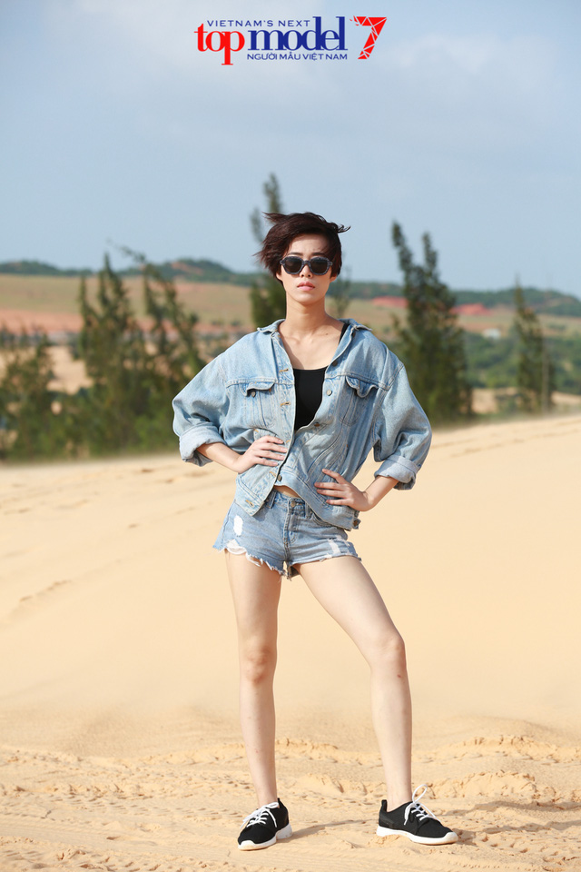 Thanh Hằng nổi loạn cùng top 11 Vietnams Next Top Model 2016 giữa đồi cát - Ảnh 13.