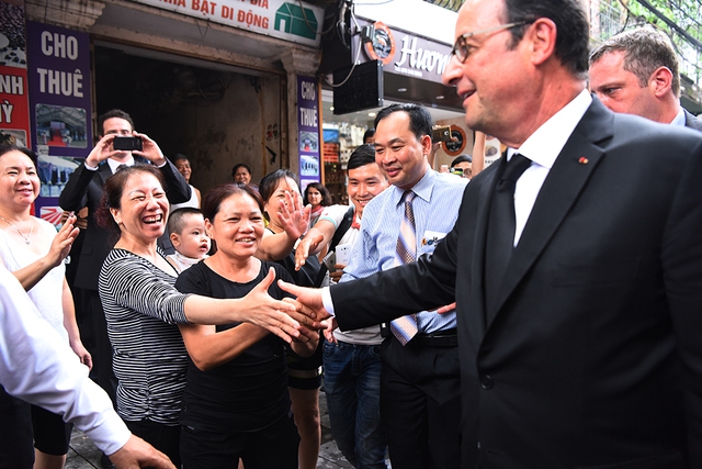 Tổng thống Pháp  Francois Hollande thăm phố cổ Hà Nội - Ảnh 7.