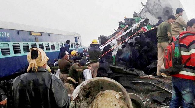 Tai nạn tàu hỏa ở Ấn Độ: Nỗ lực giải cứu các nạn nhân còn mắc kẹt - Ảnh 2.