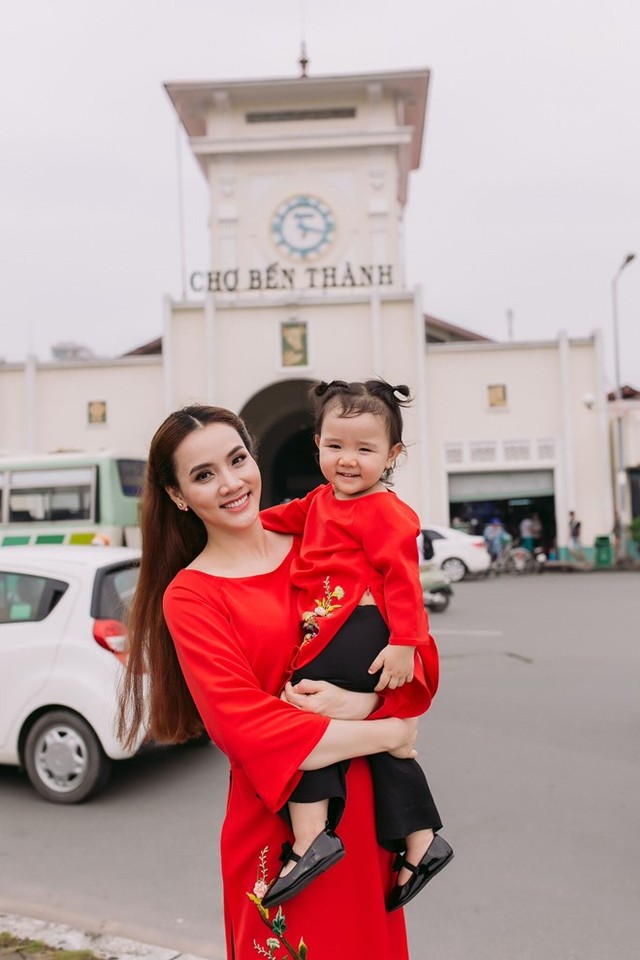 Ngắm bộ ảnh đón Tết của người đẹp Trang Nhung và con gái cưng - Ảnh 2.