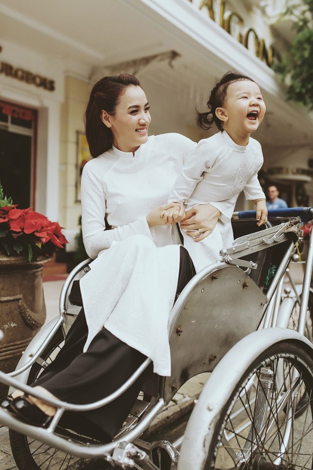 Ngắm bộ ảnh đón Tết của người đẹp Trang Nhung và con gái cưng - Ảnh 3.