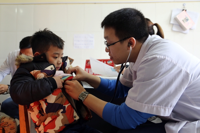 Gần 1.800 trẻ em được khám sàng lọc bệnh tim bẩm sinh miễn phí tại Sa Pa - Ảnh 5.