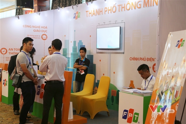 Thủ tướng Nguyễn Xuân Phúc thăm triển lãm ICT Best Practices 2016 - Ảnh 10.