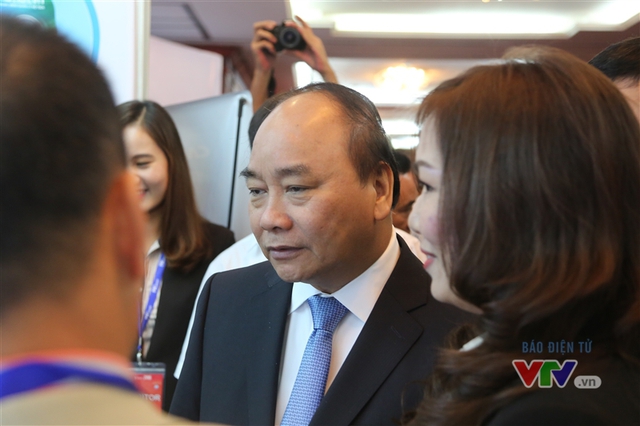 Thủ tướng Nguyễn Xuân Phúc thăm triển lãm ICT Best Practices 2016 - Ảnh 5.