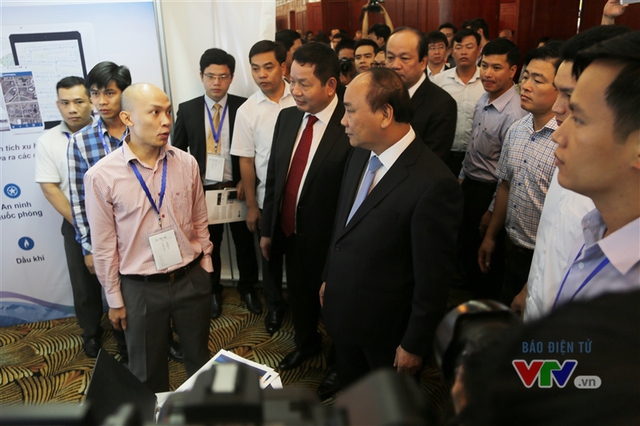 Thủ tướng Nguyễn Xuân Phúc thăm triển lãm ICT Best Practices 2016 - Ảnh 1.