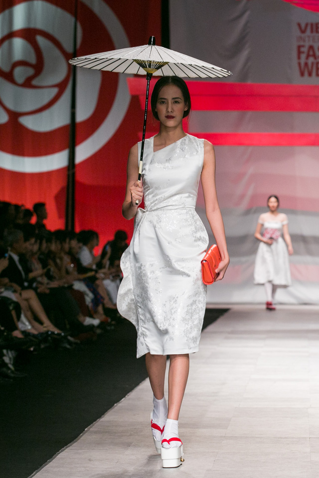 Sắc màu Nhật Bản Tinh khôi khép lại Tuần lễ thời trang quốc tế Việt Nam Thu - Đông 2016 - Ảnh 18.
