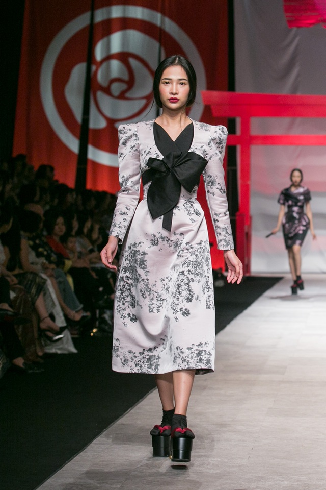 Sắc màu Nhật Bản Tinh khôi khép lại Tuần lễ thời trang quốc tế Việt Nam Thu - Đông 2016 - Ảnh 22.