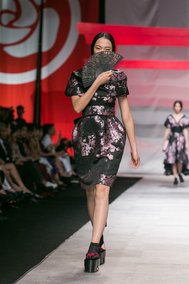 Sắc màu Nhật Bản Tinh khôi khép lại Tuần lễ thời trang quốc tế Việt Nam Thu - Đông 2016 - Ảnh 23.