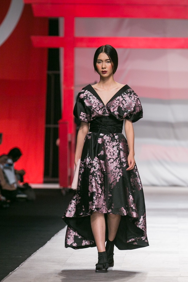 Sắc màu Nhật Bản Tinh khôi khép lại Tuần lễ thời trang quốc tế Việt Nam Thu - Đông 2016 - Ảnh 24.