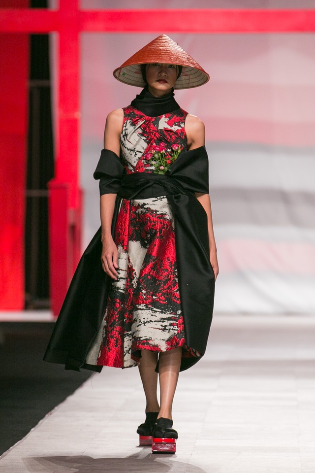 Sắc màu Nhật Bản Tinh khôi khép lại Tuần lễ thời trang quốc tế Việt Nam Thu - Đông 2016 - Ảnh 36.