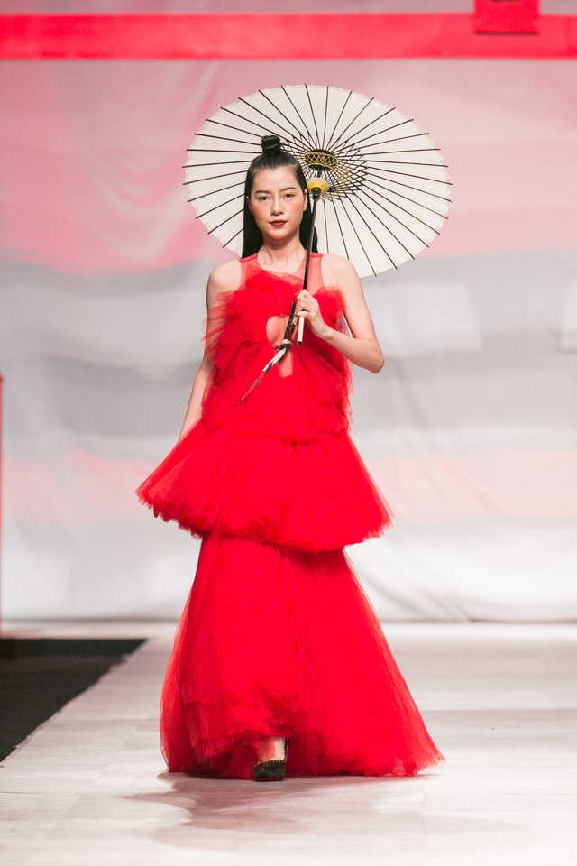 Sắc màu Nhật Bản Tinh khôi khép lại Tuần lễ thời trang quốc tế Việt Nam Thu - Đông 2016 - Ảnh 12.