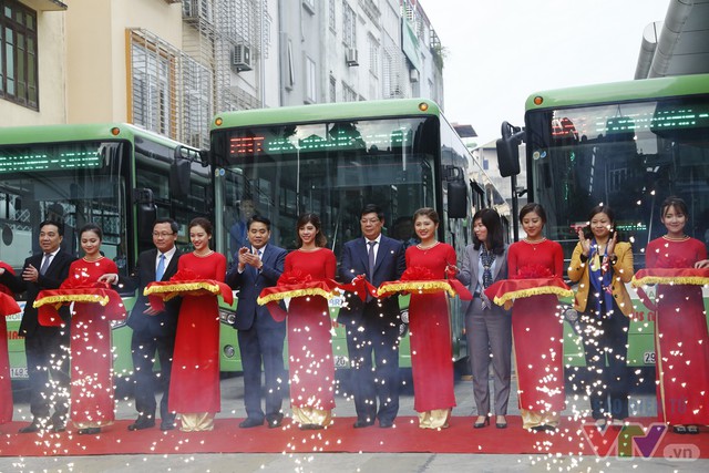 Đường thông hè thoáng trong ngày BRT chính thức lăn bánh - Ảnh 3.