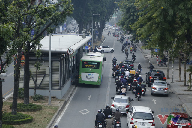 Đường thông hè thoáng trong ngày BRT chính thức lăn bánh - Ảnh 7.
