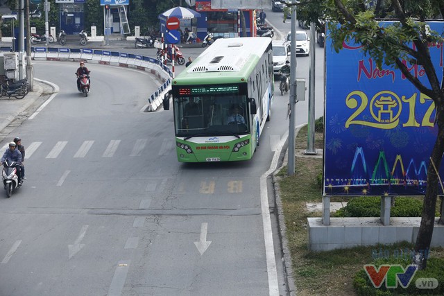 Đường thông hè thoáng trong ngày BRT chính thức lăn bánh - Ảnh 6.