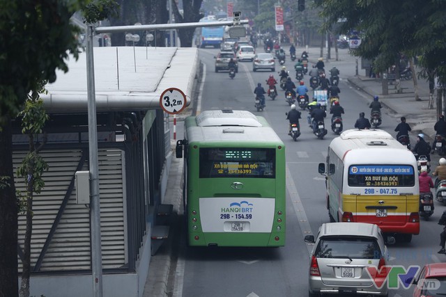 Đường thông hè thoáng trong ngày BRT chính thức lăn bánh - Ảnh 10.