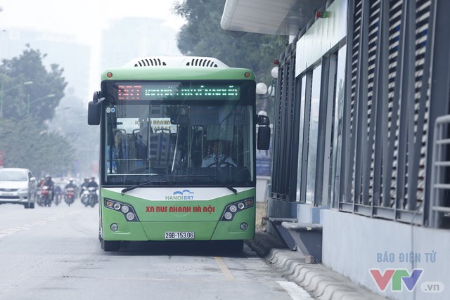 Đường thông hè thoáng trong ngày BRT chính thức lăn bánh - Ảnh 13.