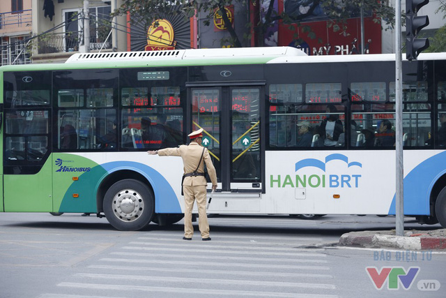 Đường thông hè thoáng trong ngày BRT chính thức lăn bánh - Ảnh 16.
