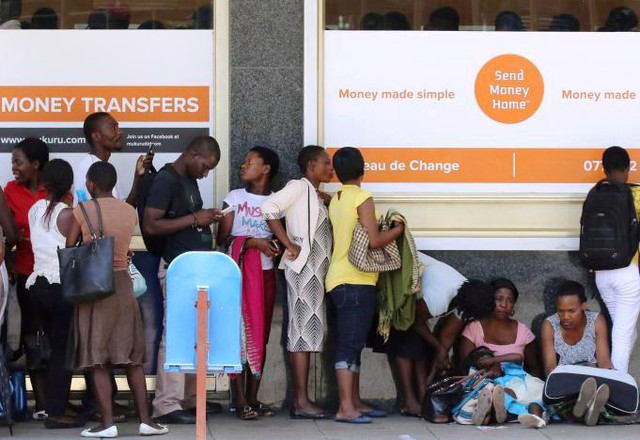 Zimbabwe phát hành tiền trái phiếu giảm tình trạng thiếu tiền mặt - Ảnh 1.