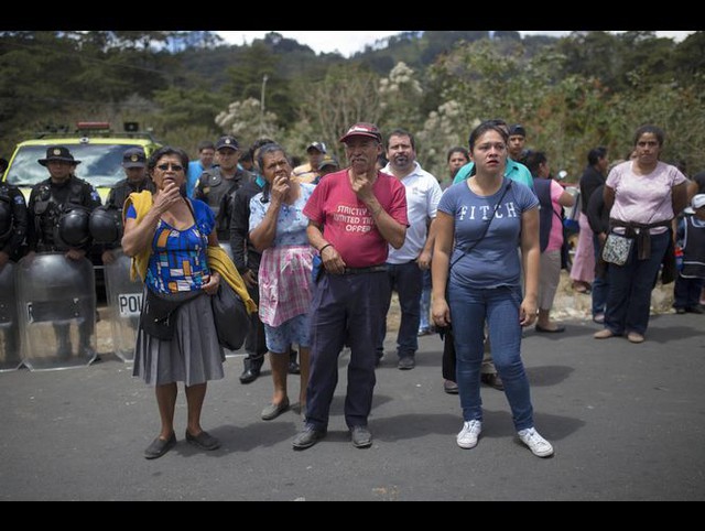Vụ cháy khiến 19 em gái thiệt mạng ở Guatemala: Người thân ngã quỵ trước tin dữ - Ảnh 2.