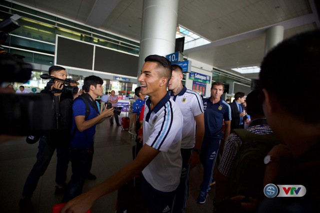 Ảnh: U20 Argentina được chào đón như người nhà tại sân bay Tân Sơn Nhất! - Ảnh 8.